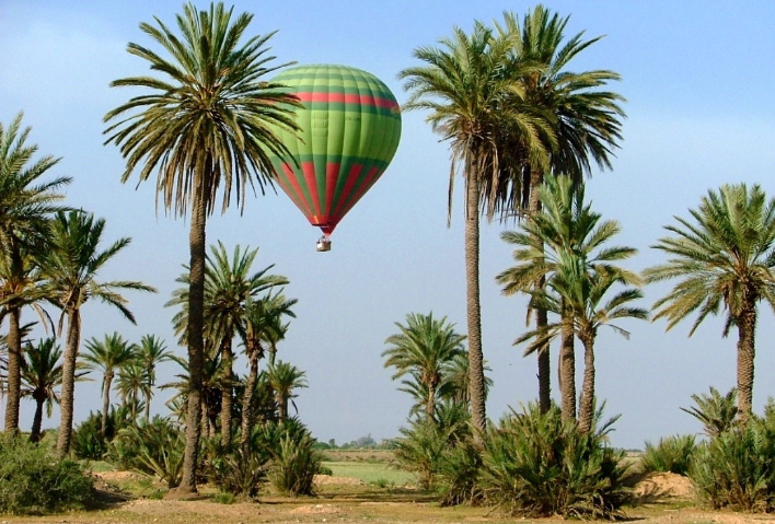 VOL EN MONTGOLFIERE départ entre 5h et 6h du matin  AIR BALLOON FLIGHT departure between 5am and 6am