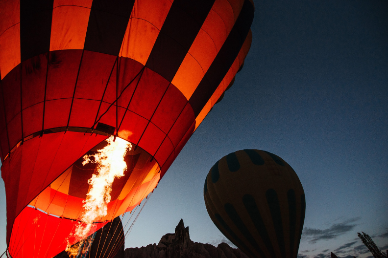 VOL EN MONTGOLFIERE départ entre 5h et 6h du matin  AIR BALLOON FLIGHT departure between 5am and 6am