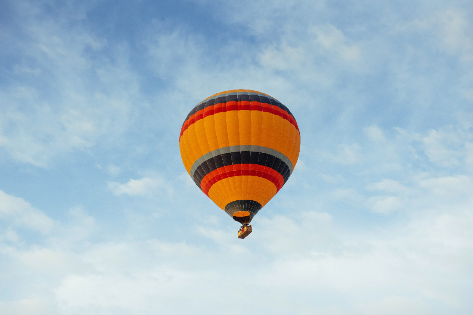 VOL EN MONTGOLFIERE départ entre 5h et 6h du matin  AIR BALLOON FLIGHT departure between 5am and 6am