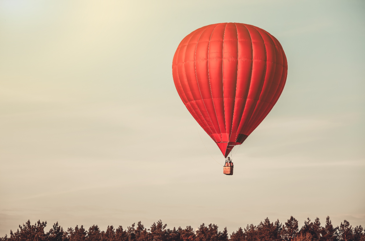 VOL EN MONTGOLFIERE départ entre 5h et 6h du matin  AIR BALLOON FLIGHT departure between 5am and 6am